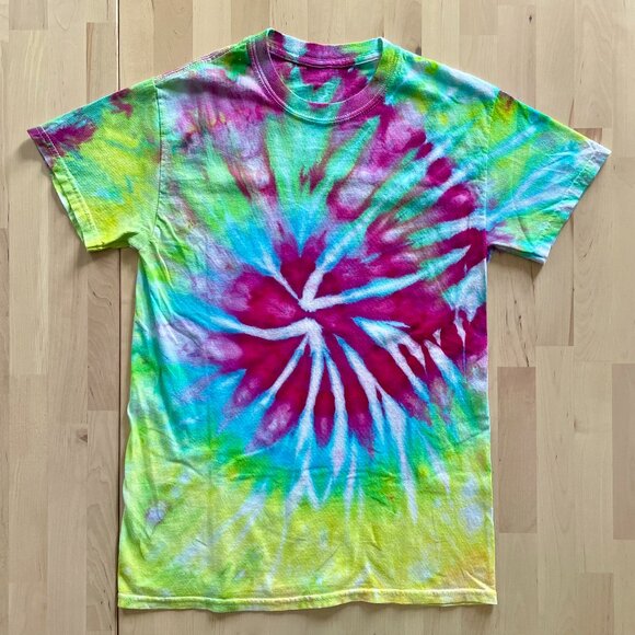 Gildan Unisex Adults Fuchsia Blue Swirl Dyed T-Shirt size Small CUSTOM TIE-DYED - Picture 1 of 4